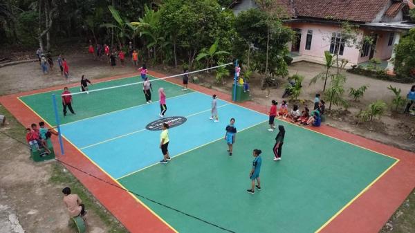 Para warga Desa Kalisari, Kecamatan Wonosobo, Kabupaten Tanggamus, Lampung bermain voli di lapangan bantuan yayasan Erick Thohir. (Foto: MNC Portal Indonesia)