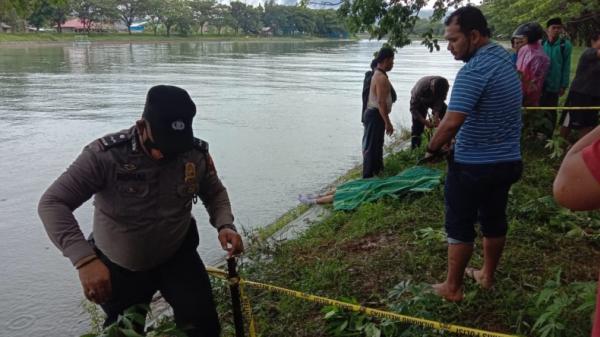 Mayat perempuan tanpa identitas-1 Mayat perempuan berhijab tanpa identitas ditemukan di Sungai Muaro Penjalinan, Padang, Sumbar (Rus Akbar/MNC Portal)