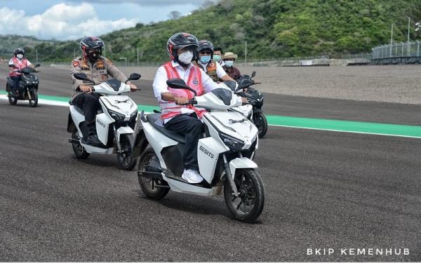Menhub Budi Karya pastikan konektivitas antarmoda transportasi jelang World Superbike 2021 di Mandalika. (foto: BKIP Kemenhub)