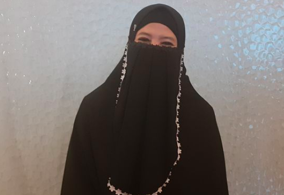 Peggi Melati Artis cantik mengubah penampilan menjadi tertutup mengenakan cadar. (Foto: Istimewa)