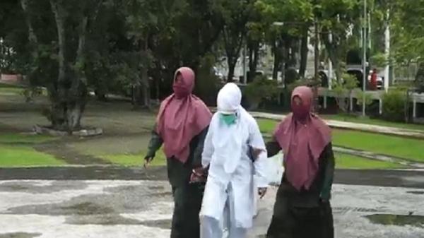 Perempuan Buka Jasa Open Bo Di Aceh Dihukum Cambuk Dengan Pasangannya