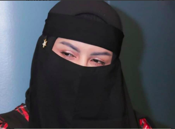 Sarah Vi Artis cantik mengubah penampilan menjadi tertutup mengenakan cadar. (Foto: Istimewa)