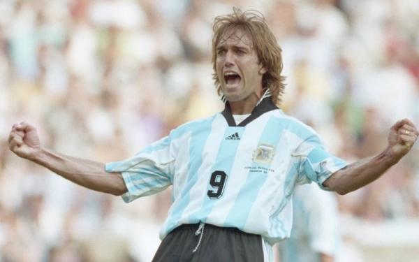 Striker Timnas Argentina, Gabriel Batistuta Striker Timnas Argentina era 1990-an, Gabriel Batistuta. (Foto: Twitter/@SoccerSinner)