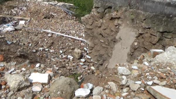 Pagar tembok di gedung Pusat kesehatan masyarakat (Puskesmas) Kuta Tinggi, Kecamatan Simpang Kanan, Aceh Singil roboh (Suparman Munthe/MNC Portal)