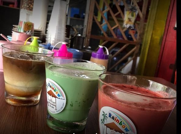 Menu andalan di Rainbow Cafe tempat ngopi di Kapuas Hulu, Kalbar. (Foto: ist)