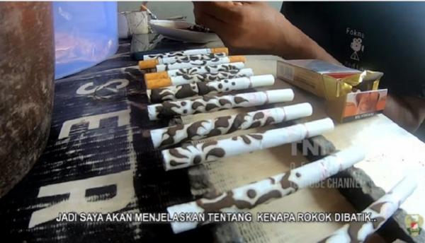 Rokok batik dengan ampas kopi. (Foto akun Youtube TNI AD).