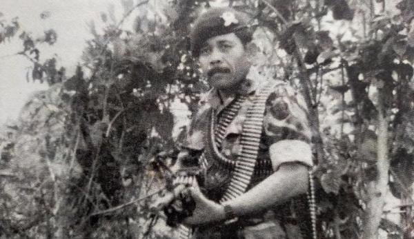 Sniper Peltu (Purn) Tatang Koswara berseragam Kostrad. (Foto dok pribadi/ Buku Satu Peluru Satu Musuh Jatuh).
