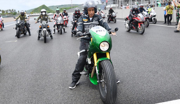 Presiden Jokowi mencoba langsung Sirkuit Mandalika di Lombok Tengah, Nusa Tenggara Barat. (Fotografer Presiden/AGUS SUPARTO).