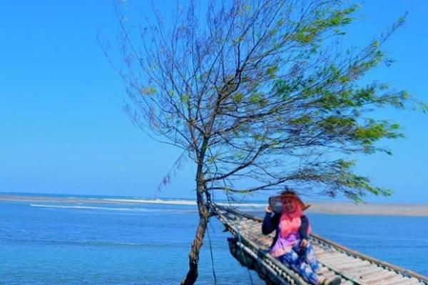 Pantai Baros Bantul Yogyakarta Pantai Baros menawarkan keindahanalam yang menarik, pantai dengan hutan mangrove yang menawan. (Foto : @puspasaridwi