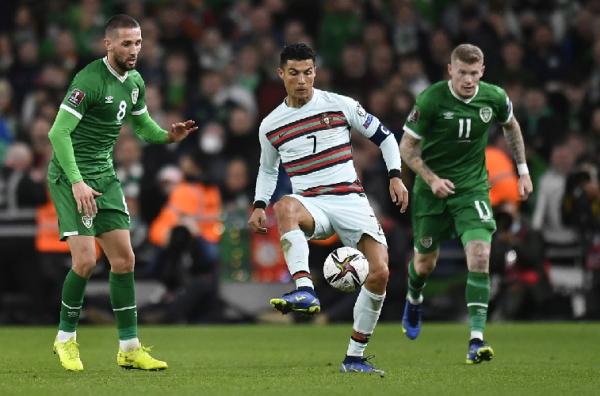 Portugal harus puas dengan hasil Imbang 0-0 saat bertandang ke markas Irlandia dalam laga lanjutan Grup A Kualifikasi Piala Dunia 2022. Ronaldo sulit cetak gol. (foto: REUTERS/Clodagh Kilcoyne).