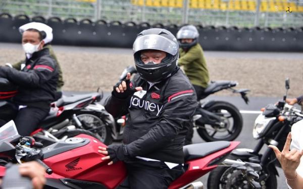 Menteri PUPR di Sirkuit Mandalika Menteri Basuki dan sejumlah tamu undangan lainnya mengendarai motor mencoba satu putaran Sirkuit Mandalika. (foto: Biro Komunikasi Publik Kementerian PUPR)