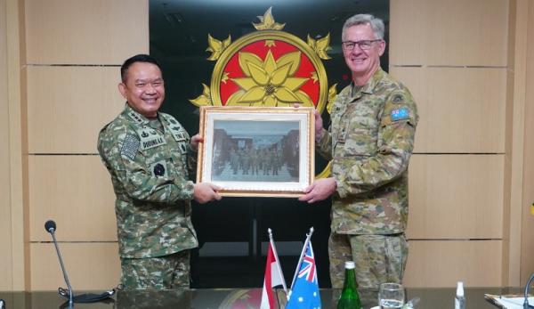 Pangkostrad Dudung KSAD Australia Letjen Richard Maxwell Burr bersama Pangkostrad Letjen TNI Dudung Abdurachman. (Foto Penkostrad).