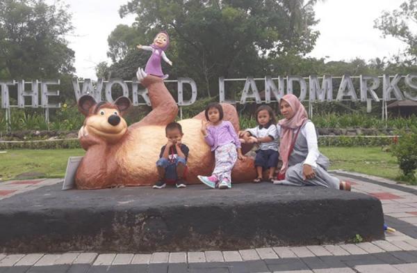 The World Landmark Wisatawan berfoto di salah satu spot di the world Landamark. (foto: iNews.id/Kuntadi)