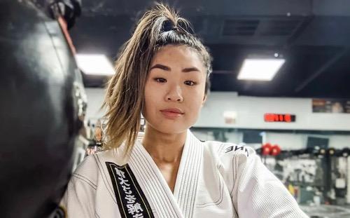 Artis pernah terlilit utang, Angela Lee.