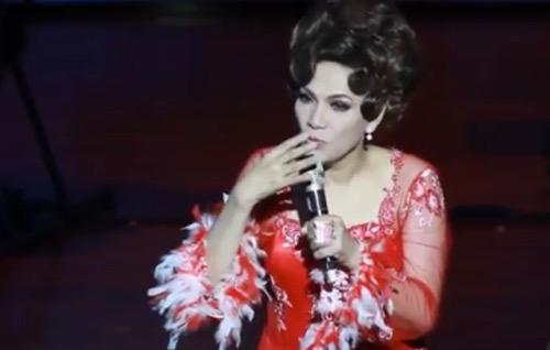 Artis transgender Indonesia sukses di dunia hiburan, Dorce Gamalama.