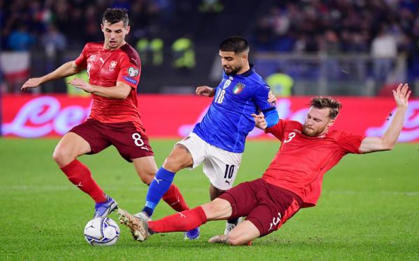Penyerang Timnas Italia, Lorenzo Insigne Penyerang Timnas Italia, Lorenzo Insigne (tengah) dikawal ketat dua pemain Swiss, Silvan Widmer dan Remo Freuler dalam laga Kualifikasi Piala Dunia 2022 di Stadion Olimpico, Roma, Sabtu (13/11/2021). (Foto: REUTERS/Alberto Lingria)