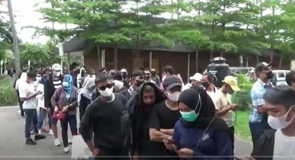 Warga Lombok tengah antre masuk tritub di Sirkuit Mandalika untuk melihat ajang Asia Talent Cup 2021. (Foto: iNews TV/Ema W)