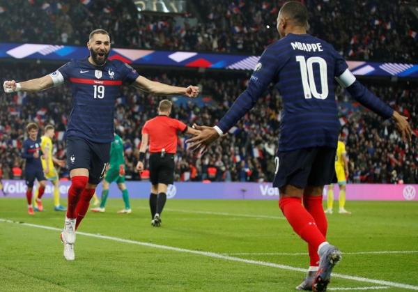 Karim Benzema dan Kylian Mbappe Striker Timnas Prancis, Karim Benzema merayakan gol yang dicetaknya ke gawang Kazakhstan bersama tandemnya Kylian Mbappe dalam laga Kualifikasi Piala Dunia 2022 di Stadion Parc des Princes, Minggu (14/11/2021). (Foto: REUTERS/Gonzalo Fuentes)