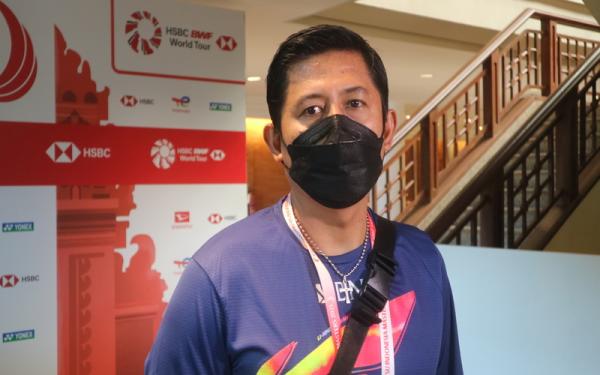 Pelatih bulu tangkis ganda campuran Indonesia, Nova Widianto memaparkan perkembangan anak asuhnya Praveen Jordan/Melati Daeva pada awak media di Nusa Dua, Bali, Minggu (14/11/2021) (Foto: MNC Portal Indonesia/Bagas Abdiel Kharis Theo)