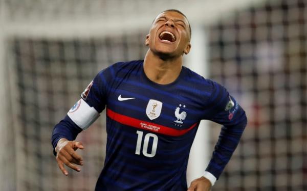 Striker Prancis, Kylian Mbappe Striker Timnas Prancis, Kylian Mbappe semringah setelah menyarangkan gol keempat ke gawang Kazakhstan dalam laga Kualifikasi Piala Dunia 2022 di Stadion Parc des Princes, Minggu (14/11/2021). (Foto: REUTERS/Gonzalo Fuentes)