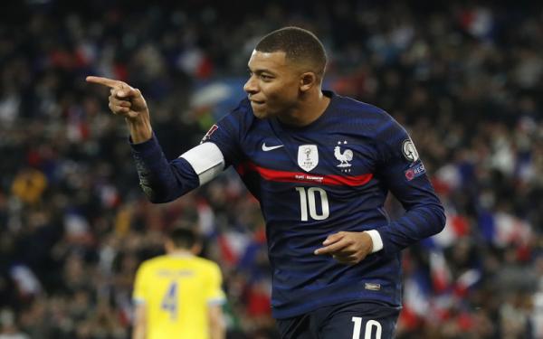 Striker Timnas Prancis, Kylian Mbappe berselebrasi seusai membobol gawang Kazakhstan dalam laga Kualifikasi Piala Dunia 2022 di Stadion Parc des Princes, Minggu (14/11/2021). (Foto: REUTERS/Gonzalo Fuentes)