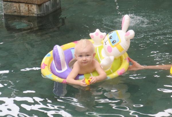 vega putri axelsen Putri Axelsen Vega berenang di Westin Bali (foto: MPI/BAGAS).