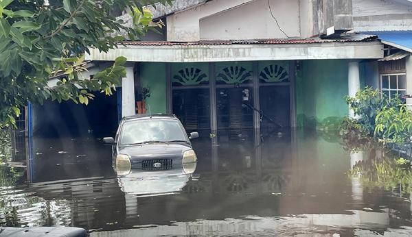 Banjir merenda permukiman warga. (Antara)