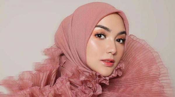 Deretan artis cantik penyuka kucing ras seharga puluhan juta rupiah. (foto: Instagram)