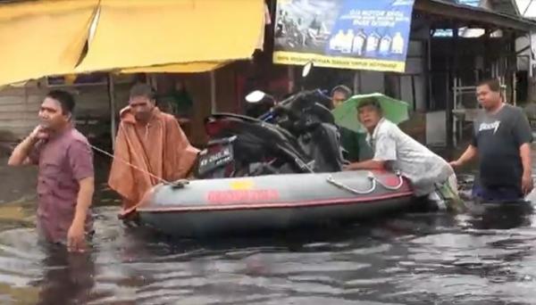 Banjir Palangka Raya Banjir di Kota Palangka Raya memutus akses jalan. (Foto: iNews/Ade Sata)