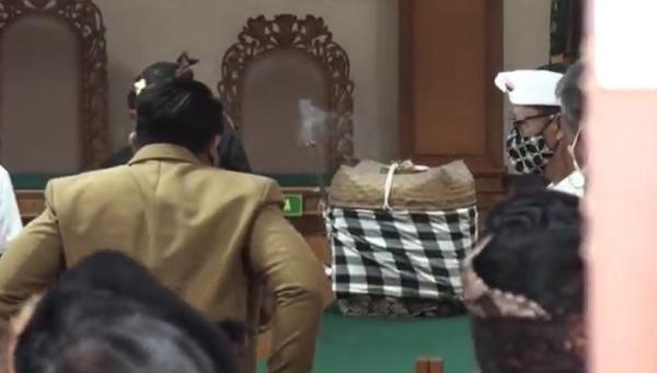 Barang sakral dihadirkan warga di PN Gianyar. (Foto: iNews/Ketut Catur)