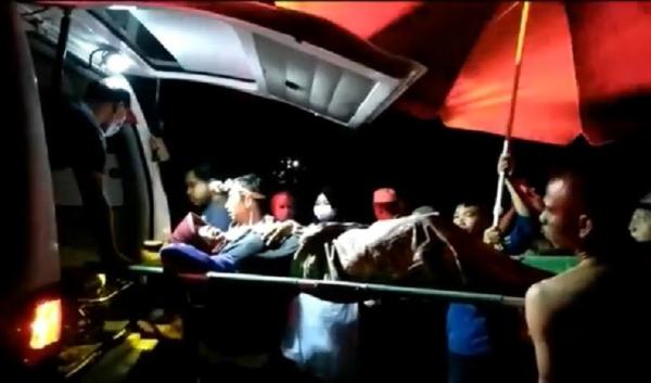 Kartini dievakuasi ke Puskesmas SUngai Durian setelah melahirkan bayi di perahu. (Foto: iNews/Uun Yuniar)