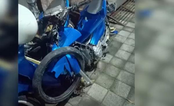 Motor pelaku rusak parah usai menabrak korban hingga tewas. (Foto: iNews/Ketut Catur)