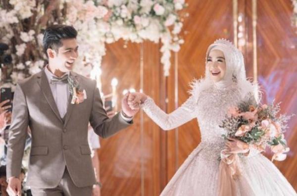 Ria Ricis dan Teuku Ryan saat resepsi Pernikahan artis termegah sepanjang 2021. (Foto: Instagram)