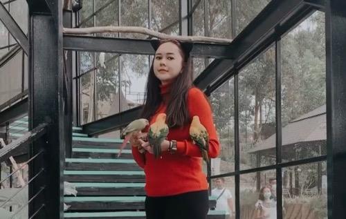 Aura Kasih Artis cantik penyuka burung, Aura Kasih.