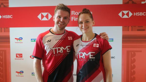 Ganda Inggris Lauren Smith (kanan) ketakutan lihat rambutan. Alasan perempuan cantik berusia 30 tahun itu bikin ngakak. (Foto: MPI/Bagas Abdiel)