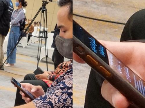 Teuku Wisnu ketahuan baca Al-Quran.