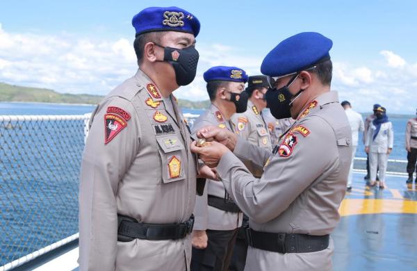 Pin penghargaan Kabaharkam Polri Komjen Pol Arief Sulistyanto menyematkan pin penghargaan kepada Kapolda NTB Irjen Pol M Iqbal. (Foto: Humas Polda NTB)
