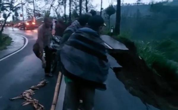 Ambles bromo 2 Jalur wisata Gunung Bromo di Desa Baledono, Kecamatan Tosari, Pasuruan ambles (Foto: iNews/Jaka Samudra)