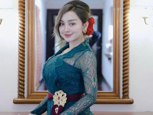 Cupi Cupita penyanyi dangdut seksi.