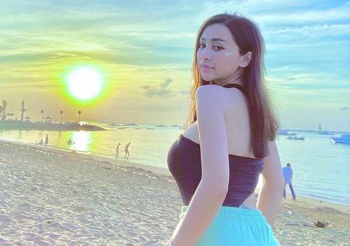 Cupi Cupita di pantai Cupi Cupita berpose di pinggir pantai.