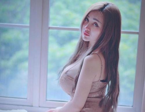 Cupi Cupita dress Cupi Cupita penyanyi dangdut seksi dalam balutan dress.