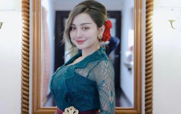 4 Potret Cantik Cupi Cupita Penyanyi Dangdut Seksi, Nomor 3 Pose dengan Ular