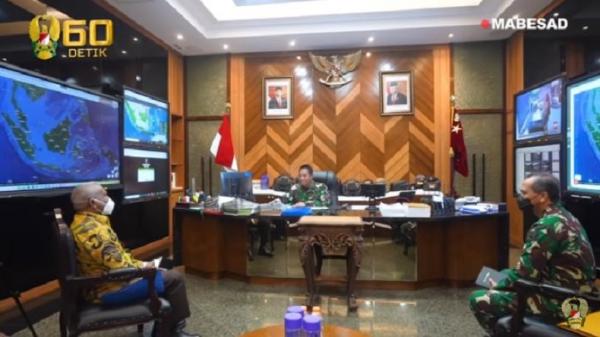 Jenderal Andika Perkasa dan Gubernur Papua Barat Jenderal Andika Perkasa saat bertemu dengan Gubernur Papua Barat Dominggus Mandacan. (Foto: TNI AD)