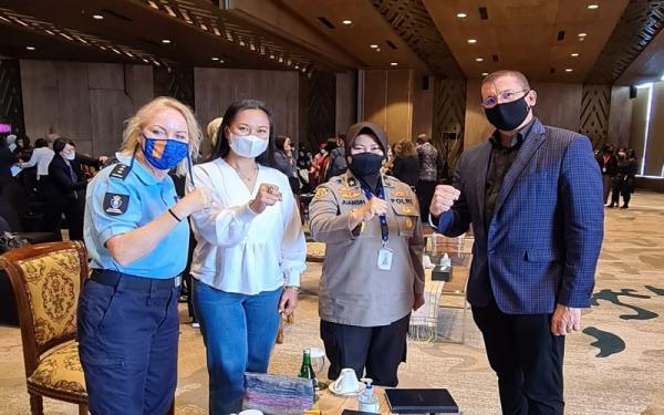 Ketua Panitia IAWP, Brigjen Pol Juansih diapit Col Alexandra Keijer Netherland, Kimberly philiphine policewoman, John Rufficorn Acting Director ICITAP (Foto: dok pribadi/Brigjen Pol Juansih) Ketua Panitia IAWP, Brigjen Pol Juansih diapit Col Alexandra Keijer Netherland, Kimberly philiphine policewoman, John Rufficorn Acting Director ICITAP (Foto: dok pribadi/Brigjen Pol Juansih)