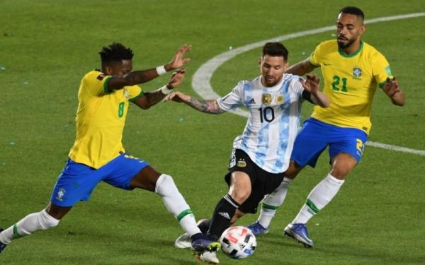 Lionel Messi vs Brasil Kapten Timnas Argentina, Lionel Messi (tengah) berusaha melewati dua hadangan pemain Brasil dalam laga Kualifikasi Piala Dunia 2022, Rabu (17/11/2021). (Foto: Twitter/@ARG_soccernews)