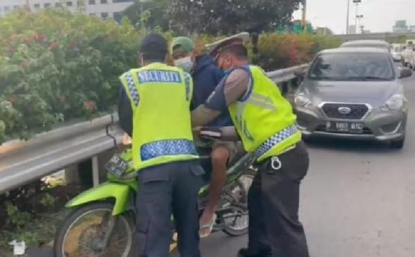 Tak Pakai Helm Dan Masuk Tol Dari Cikupa Pemotor Ini Ditangkap Polisi