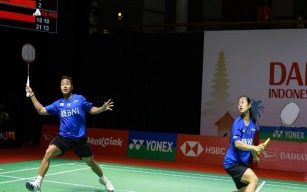 Rehan Naufal Kusharjanto/Lisa Ayu Kusumawati Pebulu tangkis ganda campuran Indonesia, Rehan Naufal Kusharjanto/Lisa Ayu Kusumawati beraksi melawan pasangan Thailand, Supak Jomkoh/Supissara Paewsampran di Indonesia Masters 2021, Rabu (17/11/2021). (Foto: Twitter/@INABadminton)