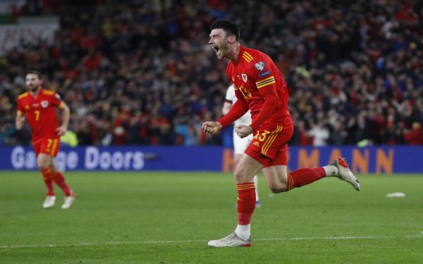 Striker Timnas Wales, Kieffer Moore merayakan gol ke gawang Belgia dalam laga Kualifikasi Piala Dunia 2022 di Stadion Cardiff City, Rabu (17/11/2021). (Foto: REUTERS/Matthew Childs)
