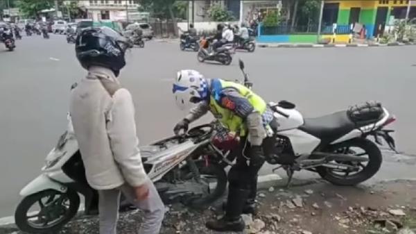 Aksi Polisi Di Bandung Berikan Bensin Ke Warga Yang Motornya Mogok ...