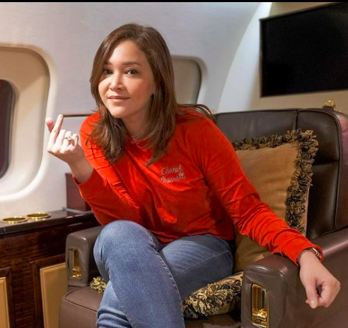 Artis cantik penyuka makanan ekstrem ini berani menyantap menu yang tak biasa